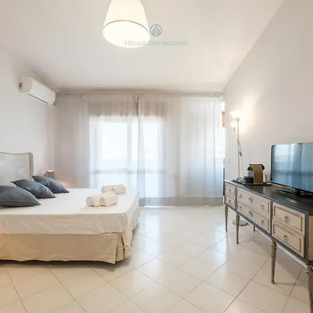 Penthouse A Stone's Throw From The Sea Apartment *