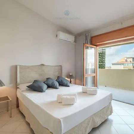 Penthouse A Stone's Throw From The Sea